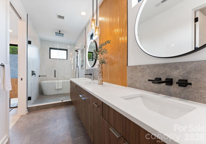 Primary en suite bathroom.