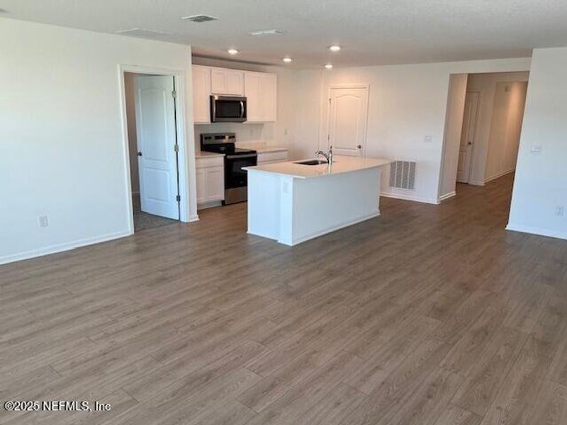 Spacious, unfurnished interior of a new home in Sawmill Branch Express, Palm Coast (Image 45).