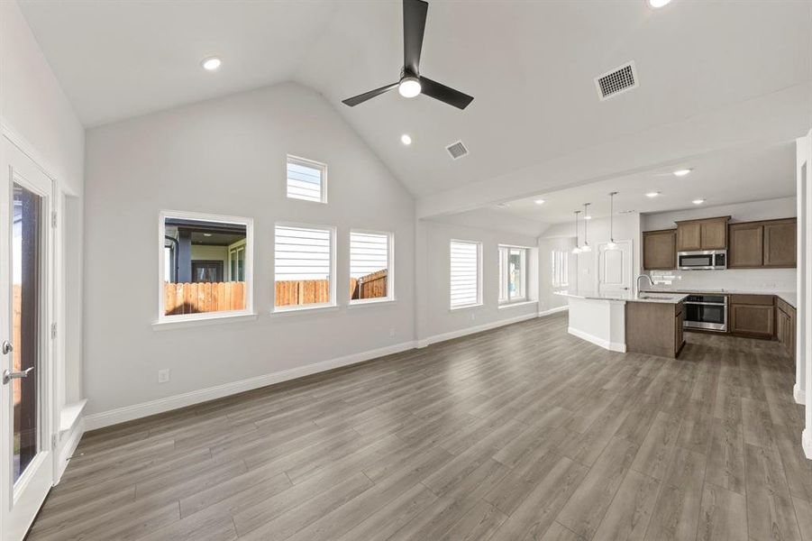 1640 Meadow Crest - Family (3)