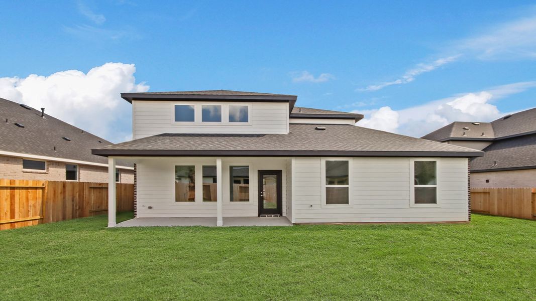 Exterior details and patio area of a home in Silverthorne, Conroe (Image 4).