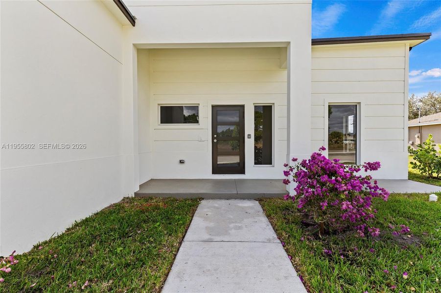 Exterior details and patio area of a home in , Port St. Lucie (Image 4).