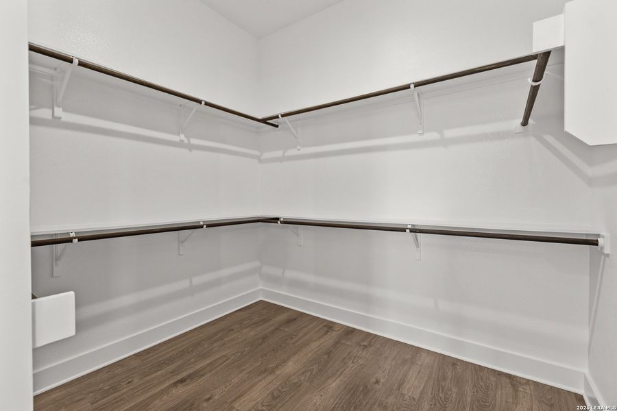 Spacious, unfurnished interior of a new home in , La Vernia (Image 20).
