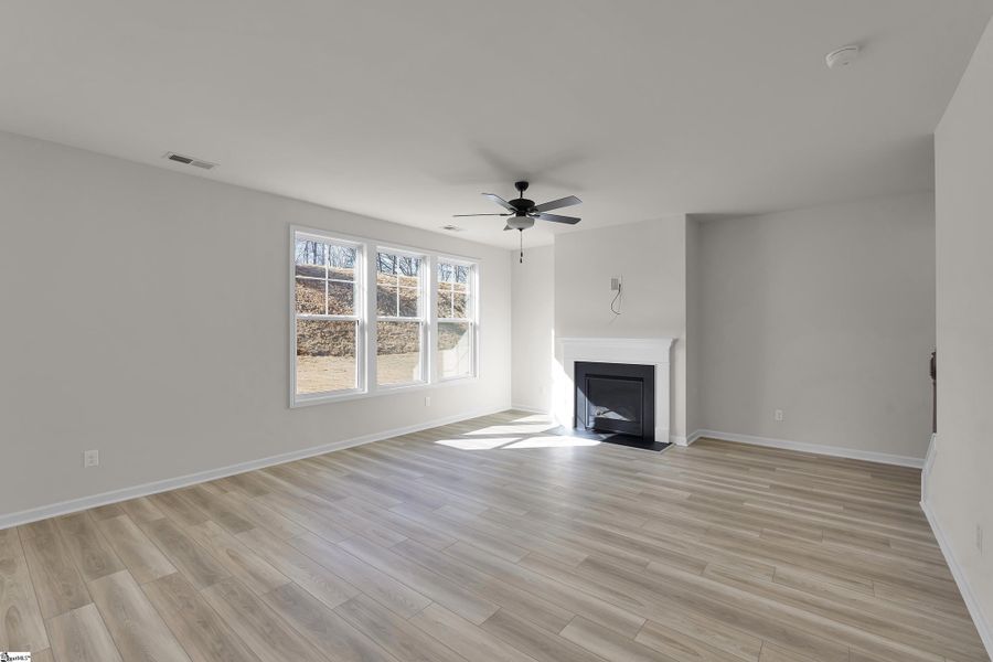 Spacious, unfurnished interior of a new home in Lynbrook, Boiling Springs (Image 18).
