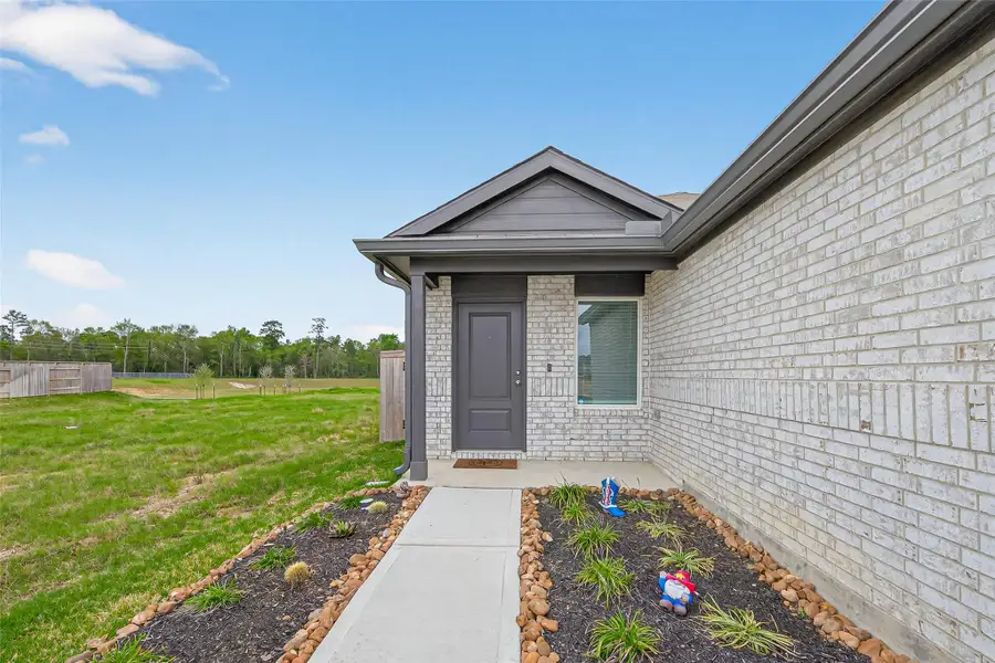 Exterior details and patio area of a home in Indian Springs, Crosby (Image 2).