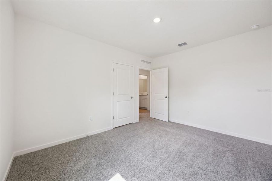Spacious, unfurnished interior of a new home in Bradbury Estates, Sanford (Image 30).