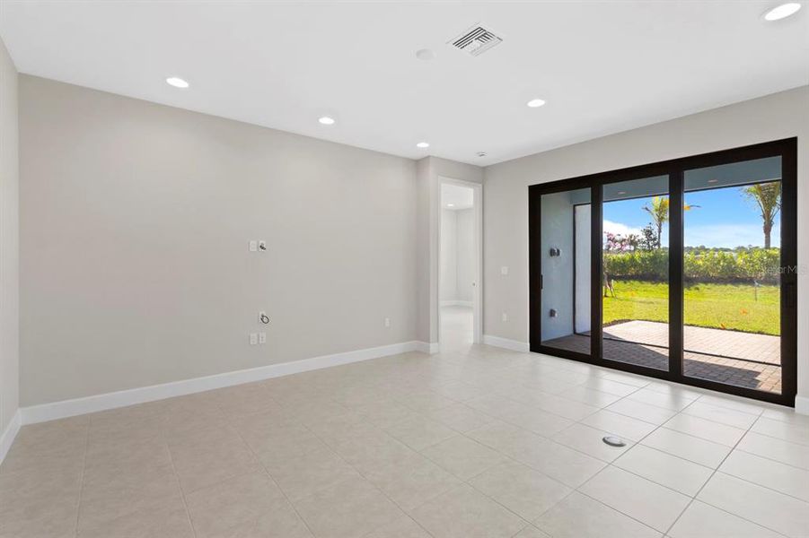 Spacious, unfurnished interior of a new home in , Fort Myers (Image 16).