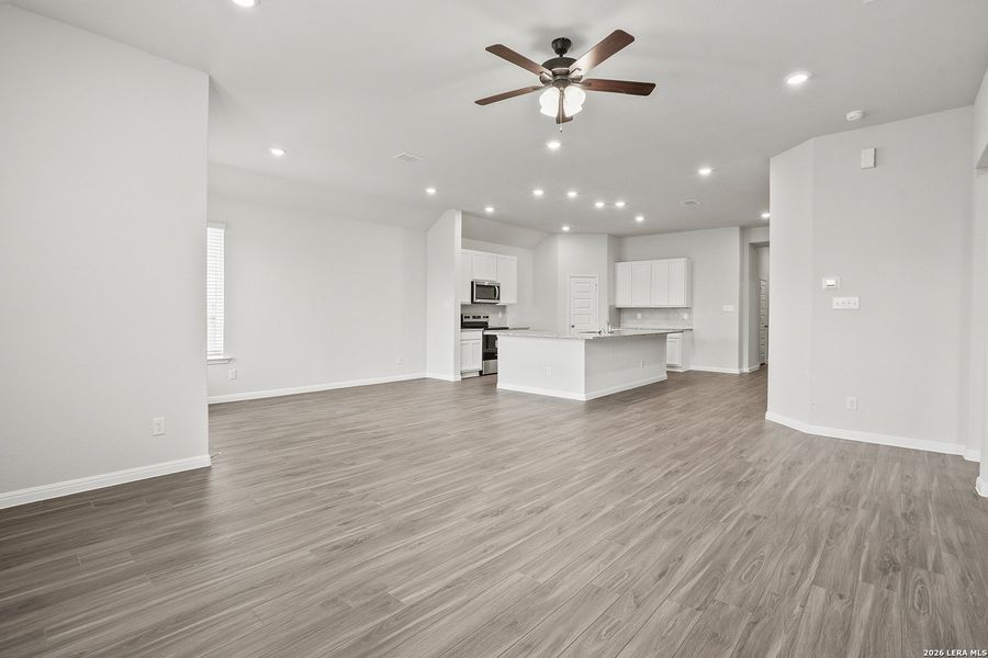 Spacious, unfurnished interior of a new home in Cinco Lakes, San Antonio (Image 15).