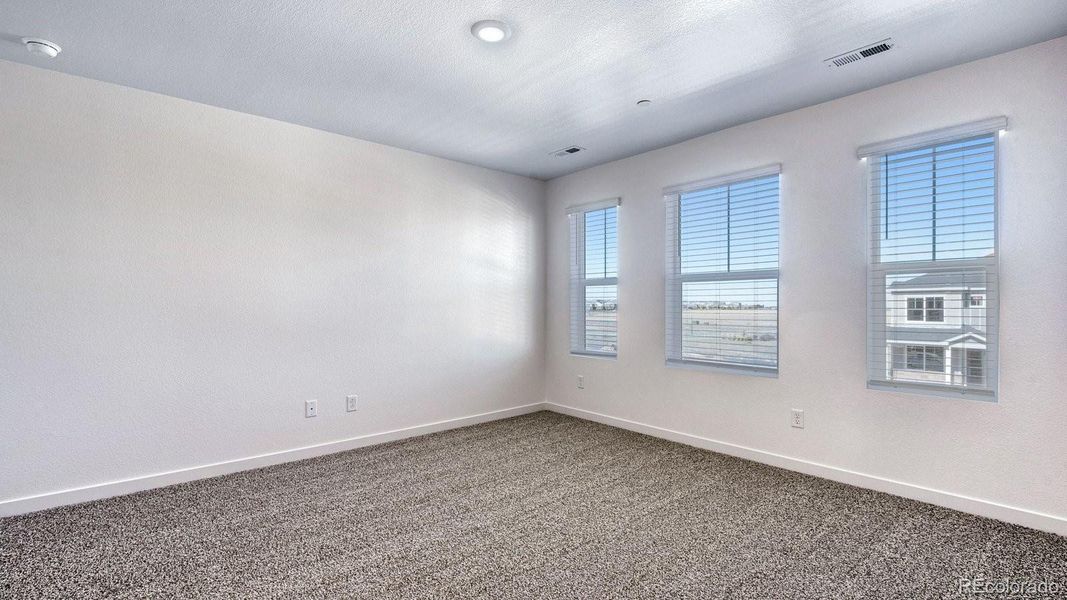 Spacious, unfurnished interior of a new home in Settlers Crossing, Commerce City (Image 15).