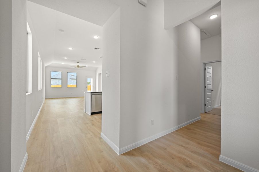 Spacious, unfurnished interior of a new home in Trinity Ranch, Elgin (Image 12).