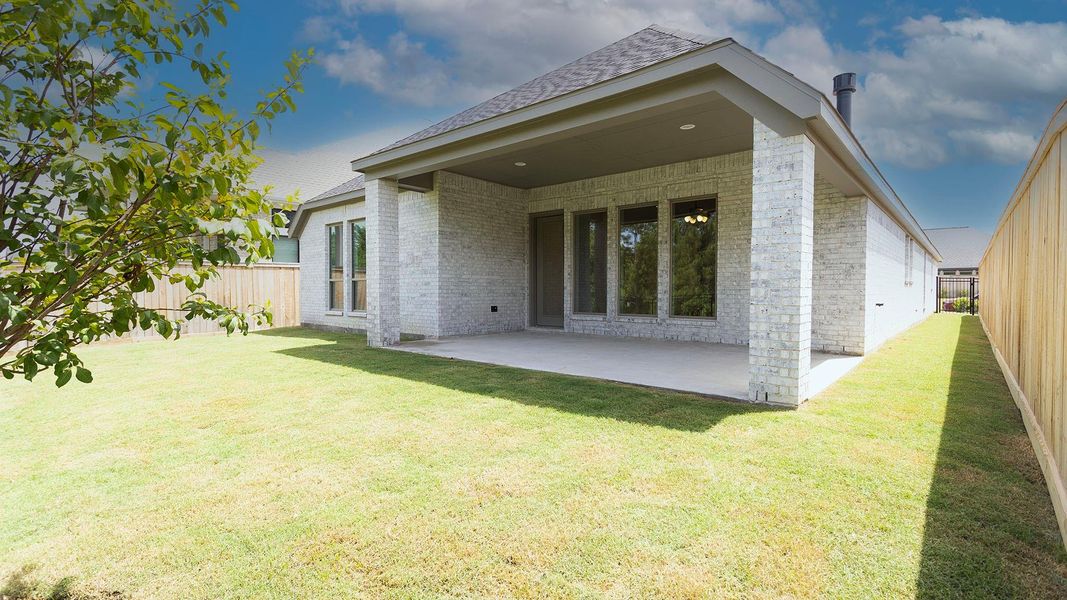 Exterior details and patio area of a home in Kresston, Montgomery (Image 2).