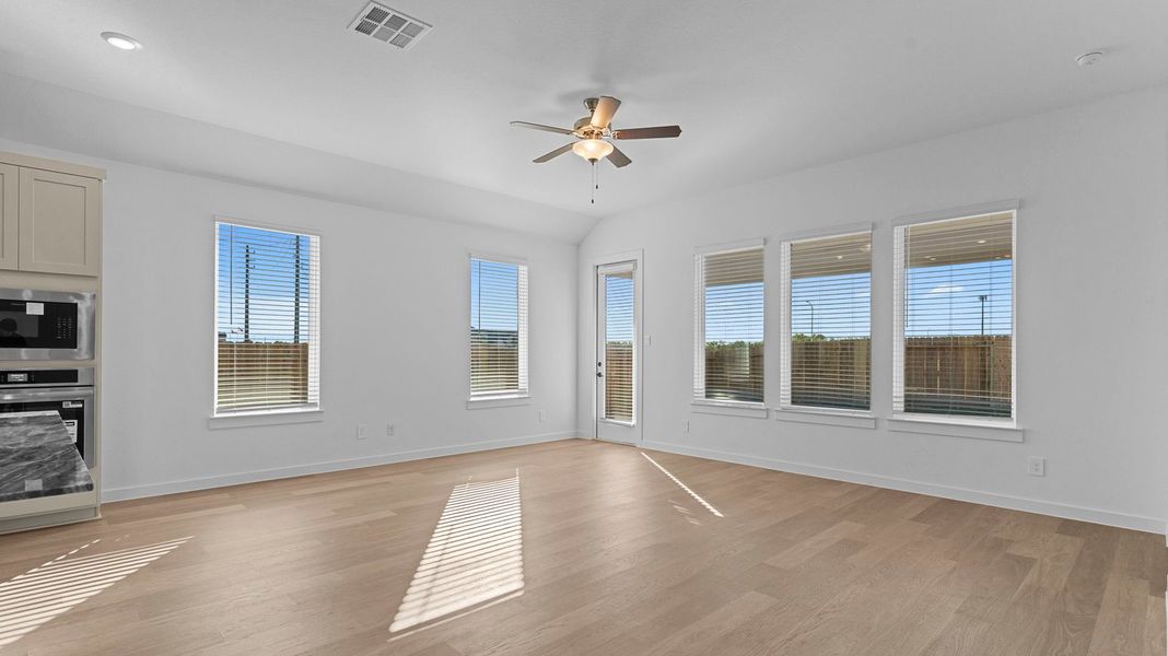 Spacious, unfurnished interior of a new home in Alexander, Pearland (Image 10).