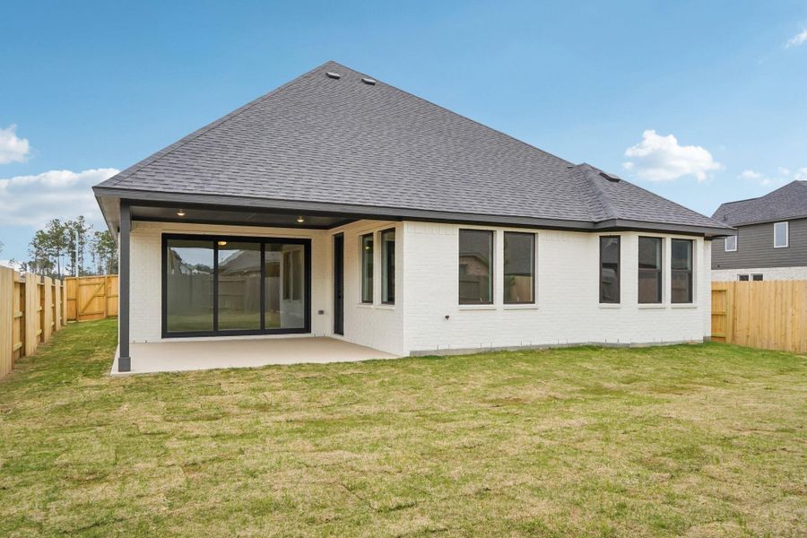 Exterior details and patio area of a home in Evergreen 55', Conroe (Image 4).