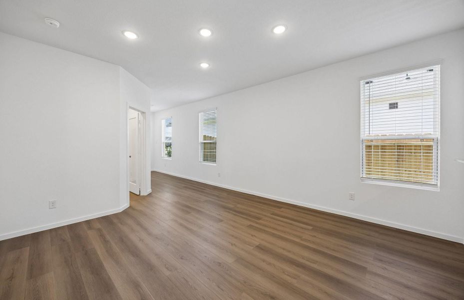 Spacious, unfurnished interior of a new home in Stokesbury, Waller (Image 16).