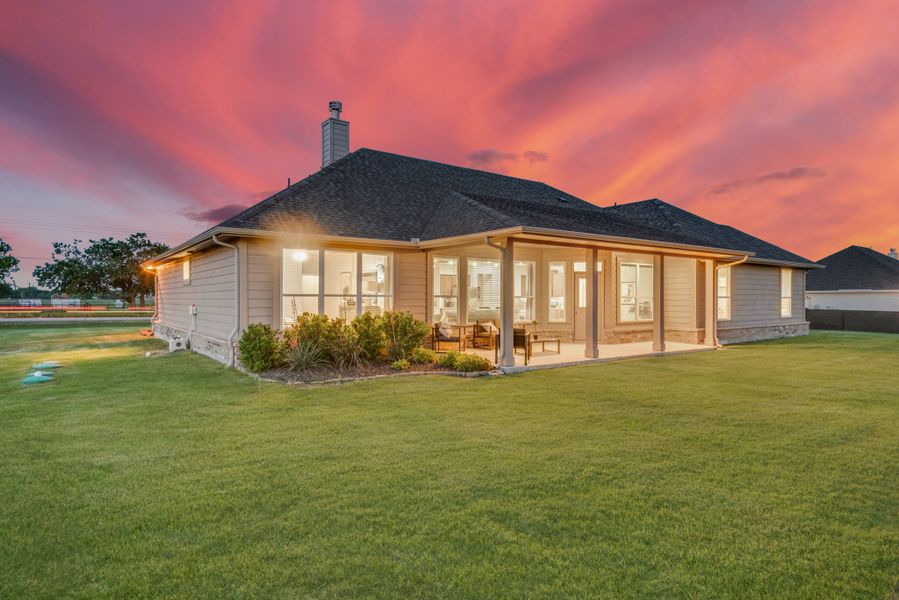 Exterior details and patio area of a home in Oak Valley, Terrell (Image 32).