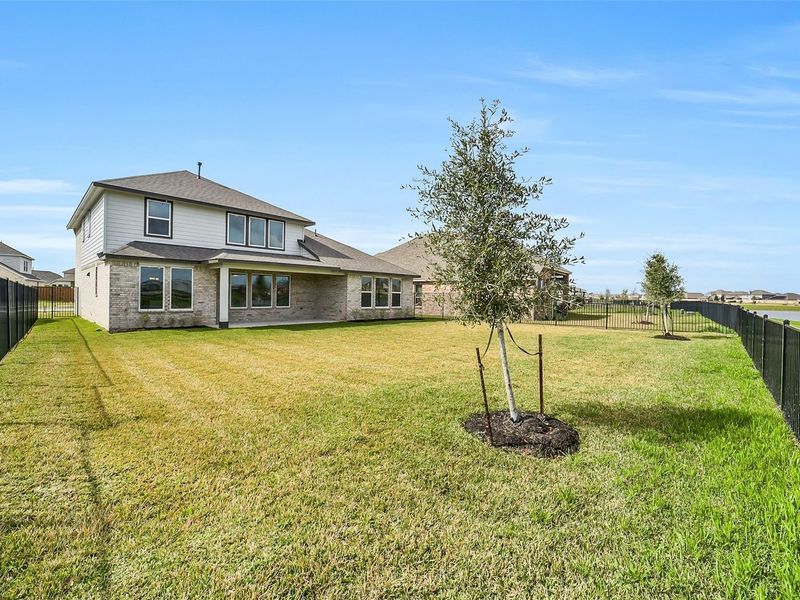 Exterior details and patio area of a home in Sierra Vista, Rosharon (Image 26).