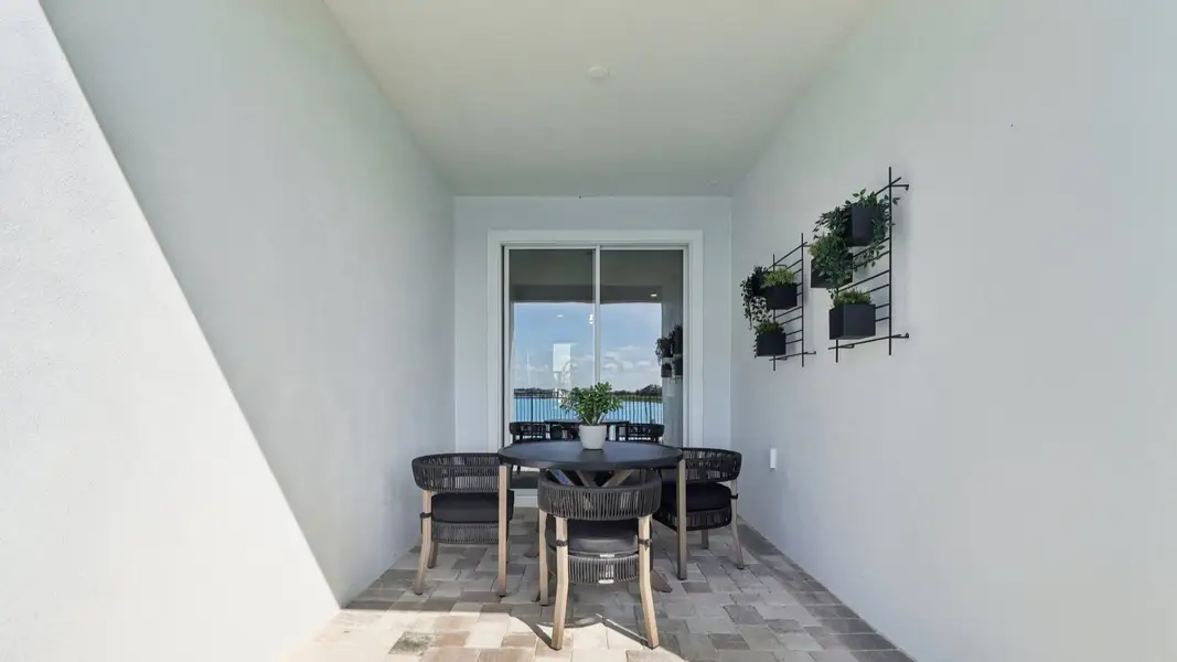 Exterior details and patio area of a home in Isla Mirada, San Antonio (Image 3).