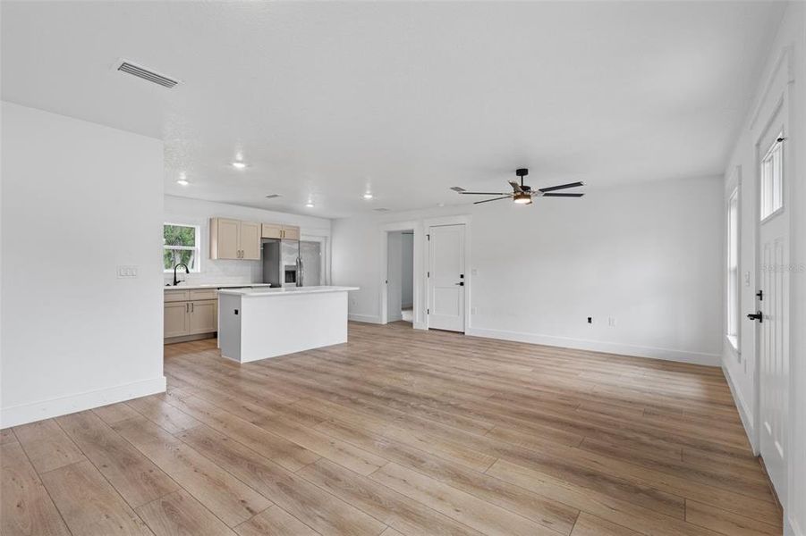 Spacious, unfurnished interior of a new home in , Jasper (Image 9).