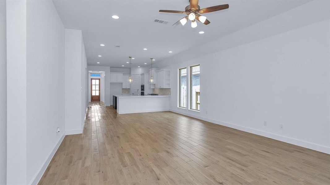 Spacious, unfurnished interior of a new home in Artavia 45', Conroe (Image 11).