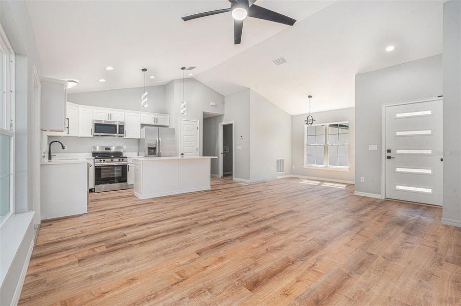 Spacious, unfurnished interior of a new home in , Citrus Springs (Image 24).