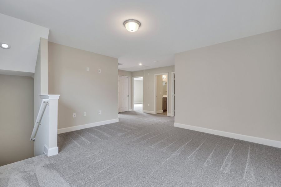 Spacious, unfurnished interior of a new home in Wexford, Richmond Hill (Image 26).
