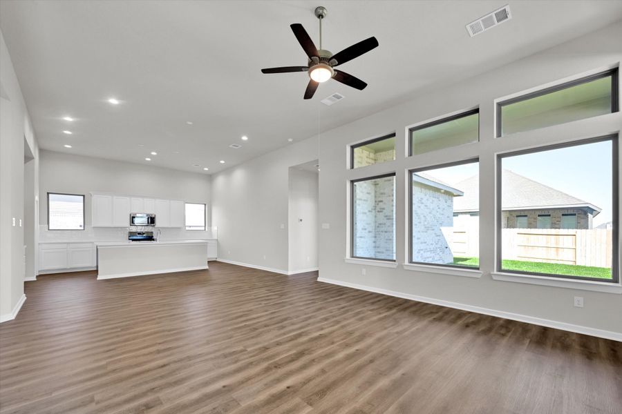 Spacious, unfurnished interior of a new home in Canterra Creek  60', Rosharon (Image 24).