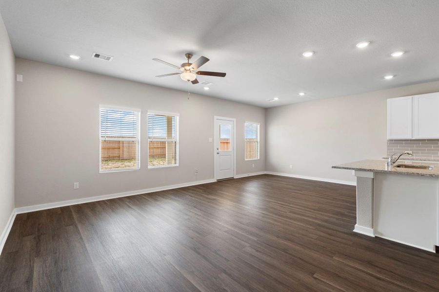 Spacious, unfurnished interior of a new home in River Ranch Trails, Dayton (Image 12).