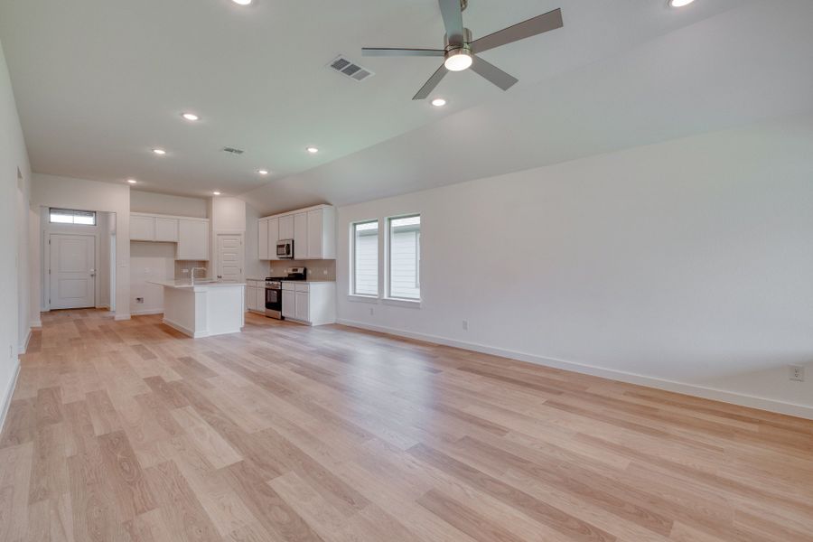 Spacious, unfurnished interior of a new home in Prairie Winds, Hutto (Image 16).