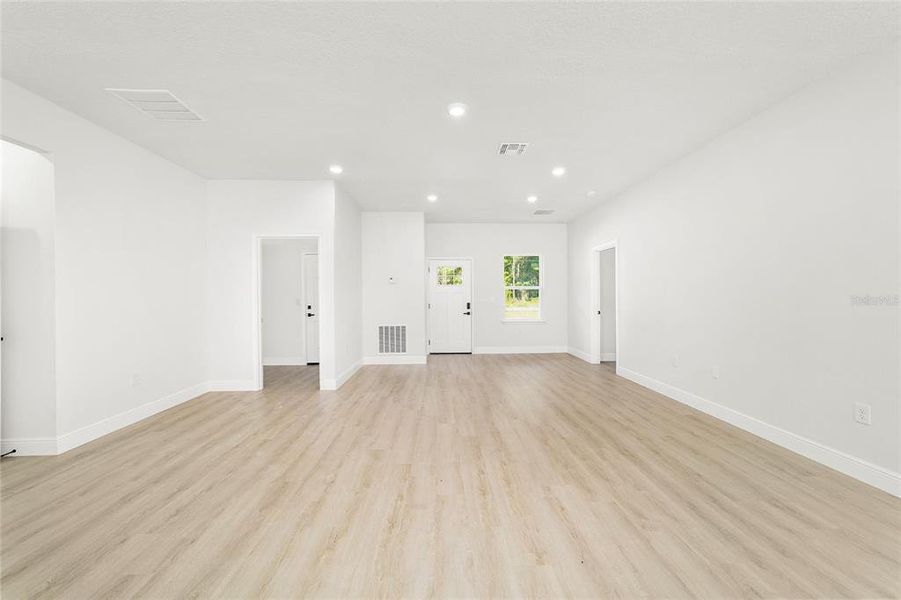 Spacious, unfurnished interior of a new home in , Citrus Springs (Image 32).