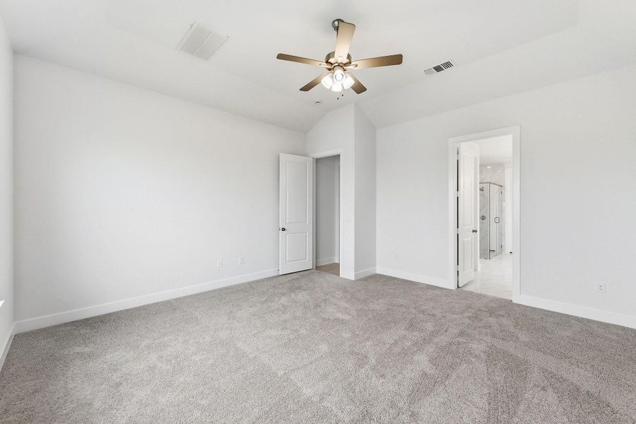 Spacious, unfurnished interior of a new home in The Colony, Bastrop (Image 34).