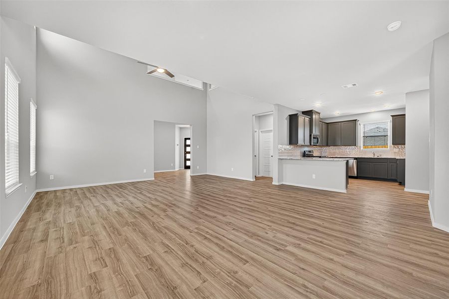 Spacious, unfurnished interior of a new home in Sunterra, Katy (Image 15).