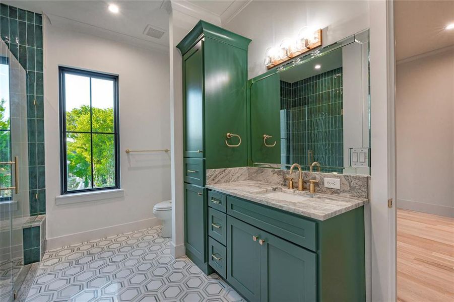 Ensuite bath connected to flex room