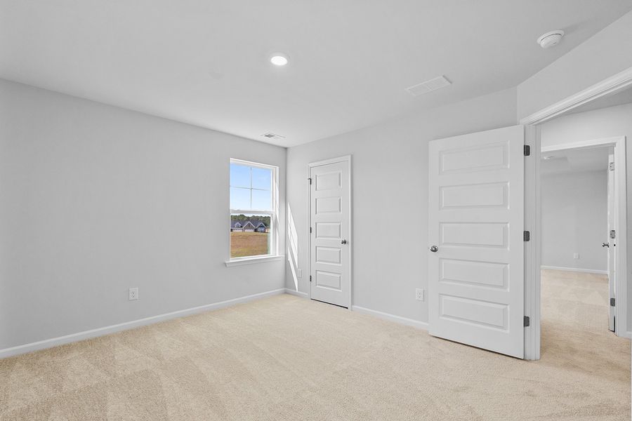 Spacious, unfurnished interior of a new home in Fieldstone, Lexington (Image 43).