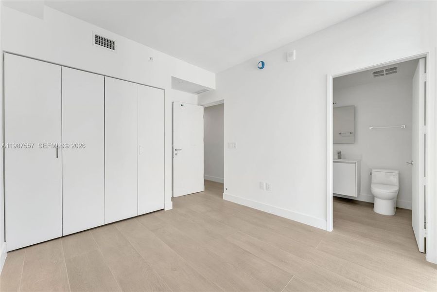 Spacious, unfurnished interior of a new home in Aria Reserve, Miami (Image 23).