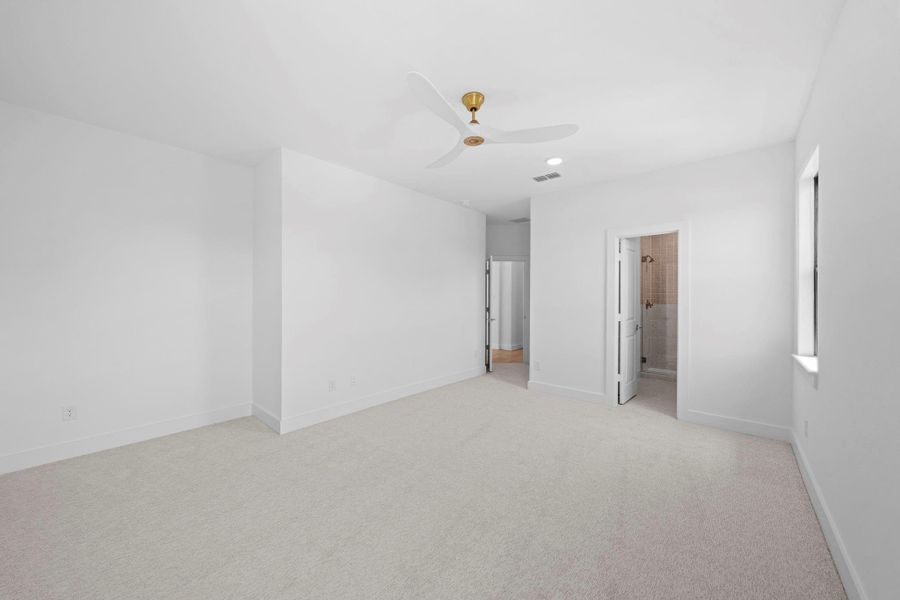 Bright secondary bedroom offering generous space and a peaceful atmosphere.