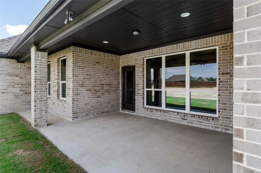 Exterior details and patio area of a home in , Paradise (Image 26).