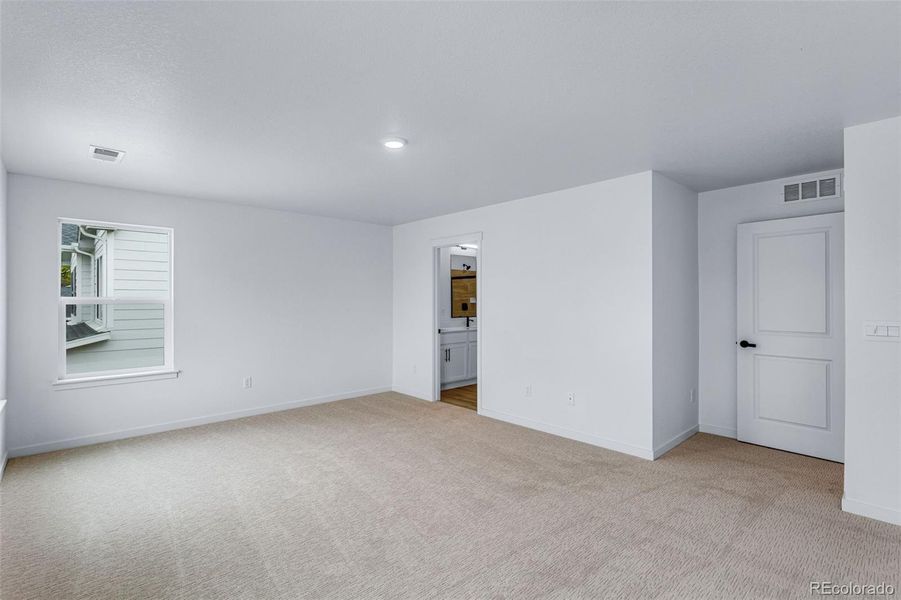 Spacious, unfurnished interior of a new home in Hansen Farm, Fort Collins (Image 26).
