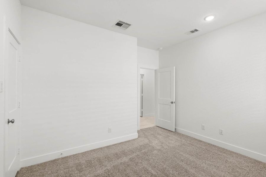 Spacious, unfurnished interior of a new home in Sienna, Missouri City (Image 17).