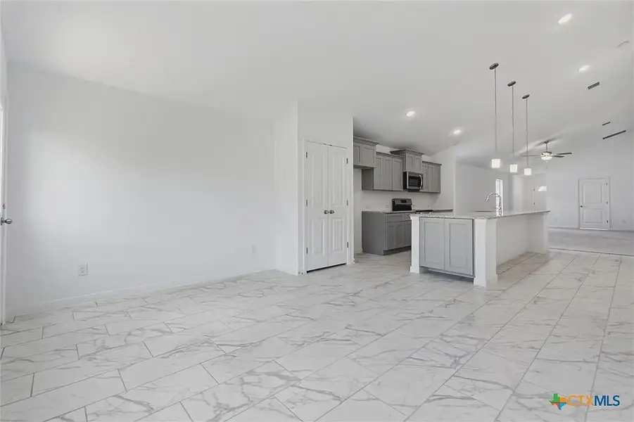 Spacious, unfurnished interior of a new home in Turnbo Ranch, Killeen (Image 15).