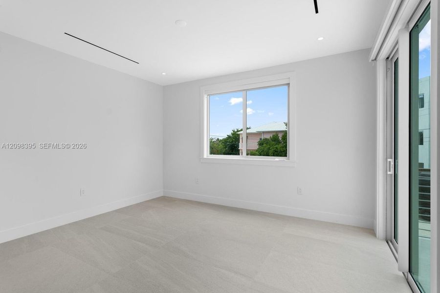 Spacious, unfurnished interior of a new home in , Key Largo (Image 61).