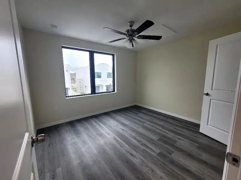 Spacious, unfurnished interior of a new home in , Tampa (Image 6).