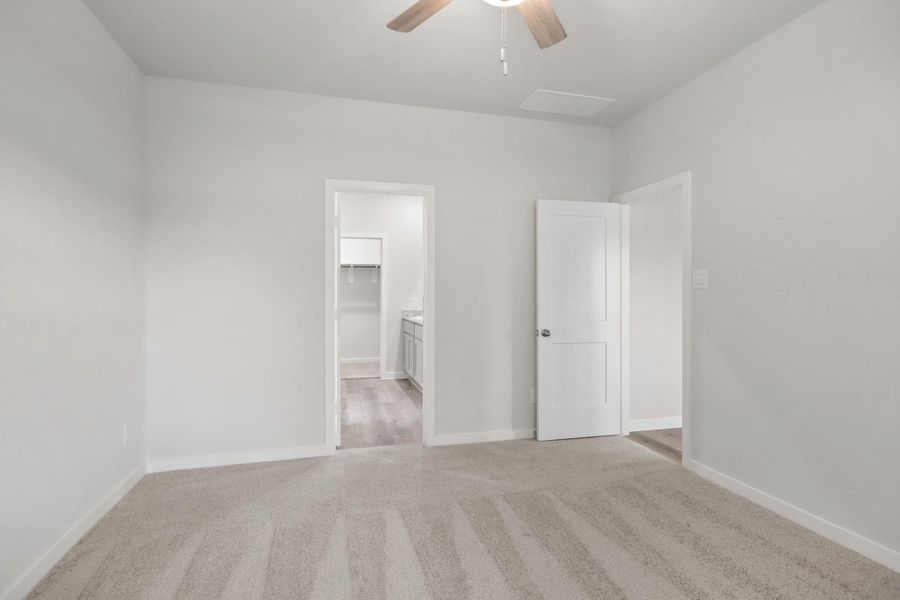 Spacious, unfurnished interior of a new home in Lakes at Crockett Martin, Conroe (Image 21).