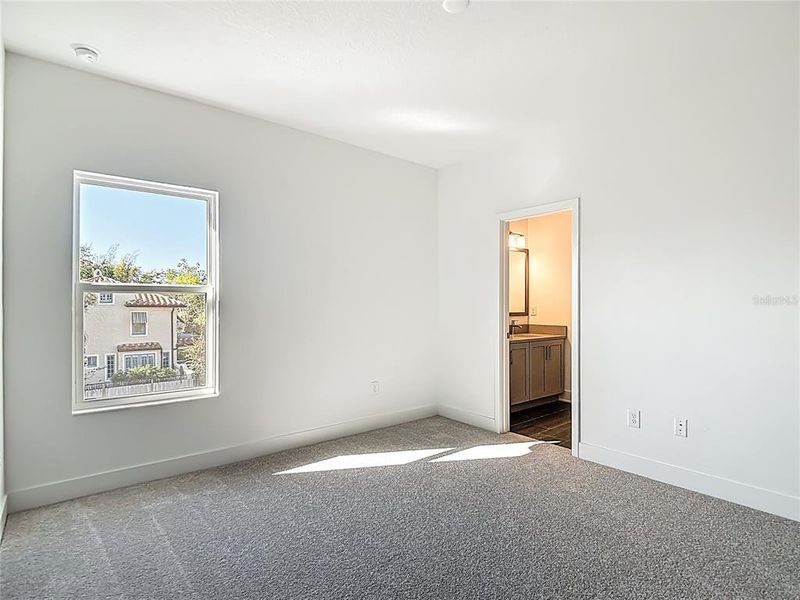 Spacious, unfurnished interior of a new home in , Tampa (Image 23).