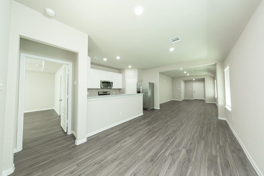 Spacious, unfurnished interior of a new home in Mackenzie Creek, Conroe (Image 9).