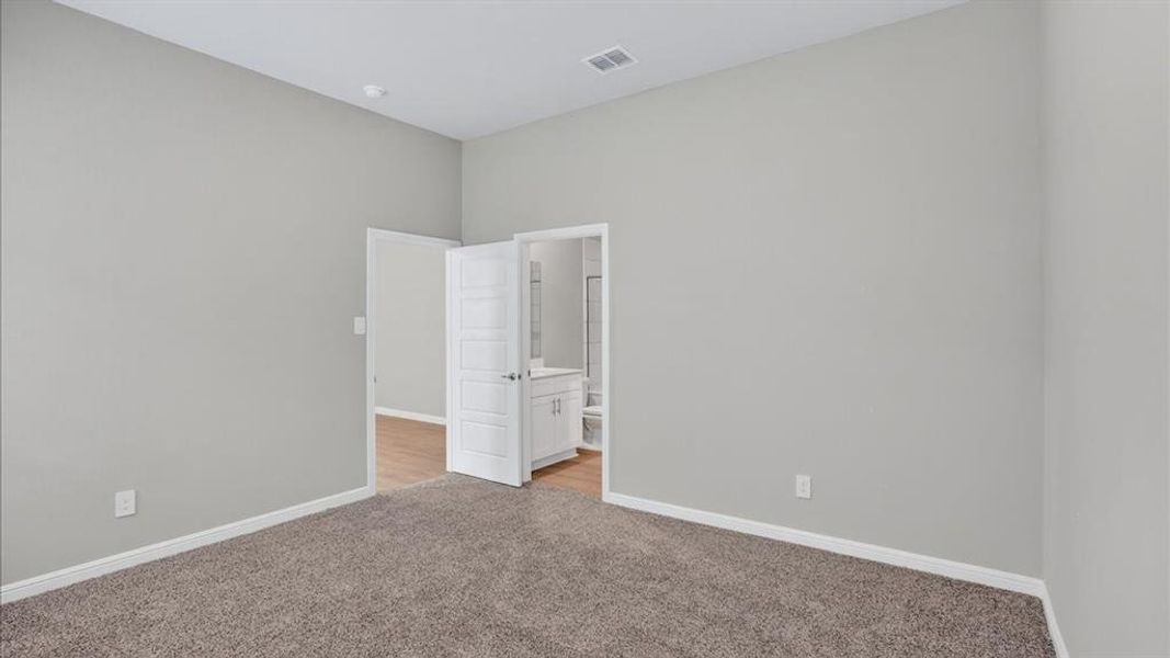 Spacious, unfurnished interior of a new home in , Grand Prairie (Image 12).