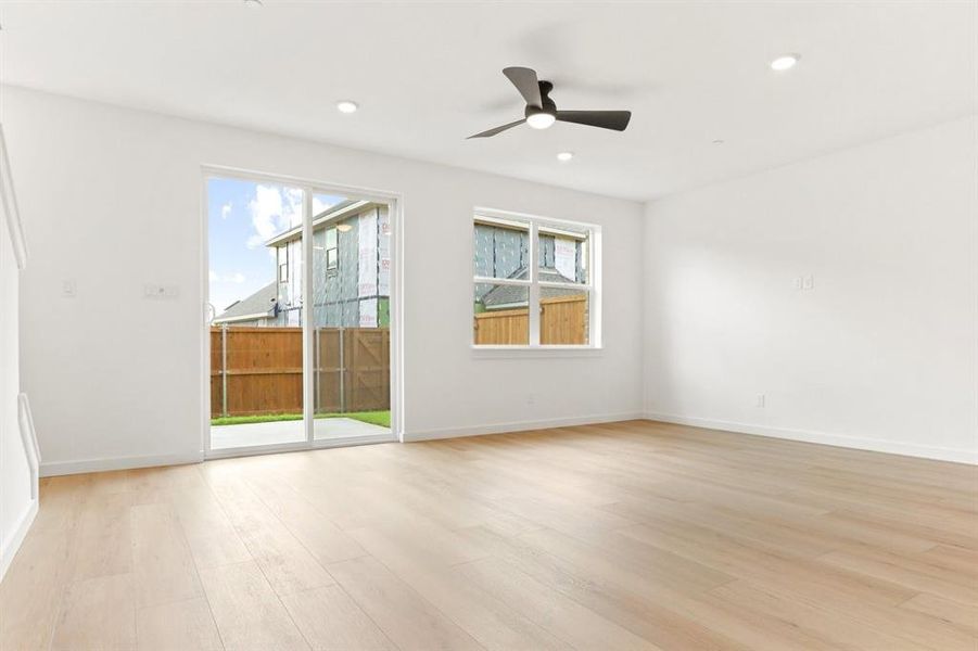 005-2863ConcordDrive-Wylie-TX-75098-Living.jpg-SMALL