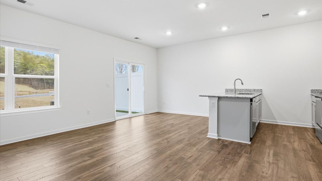 Spacious, unfurnished interior of a new home in Cherokee Crossing, Kodak (Image 9).