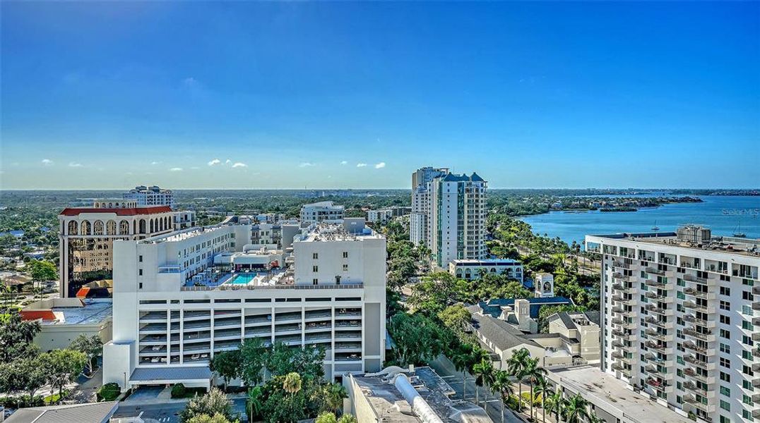 Condo located in Sarasota, FL showcasing its design and architecture (Image 5).