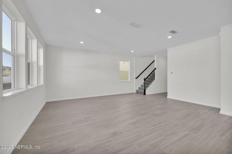 Spacious, unfurnished interior of a new home in Murray Farms, Middleburg (Image 27).