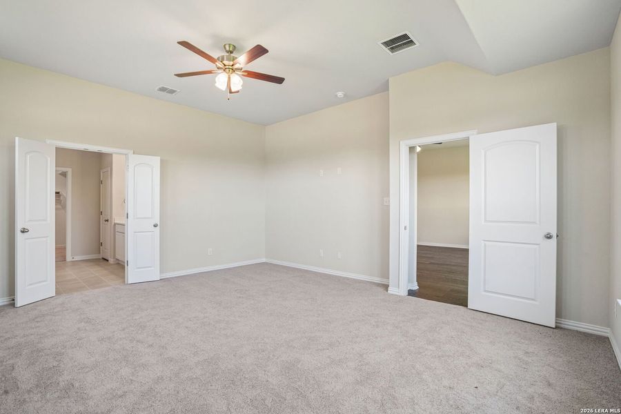 Spacious, unfurnished interior of a new home in Meyer Ranch - Enclave, New Braunfels (Image 24).
