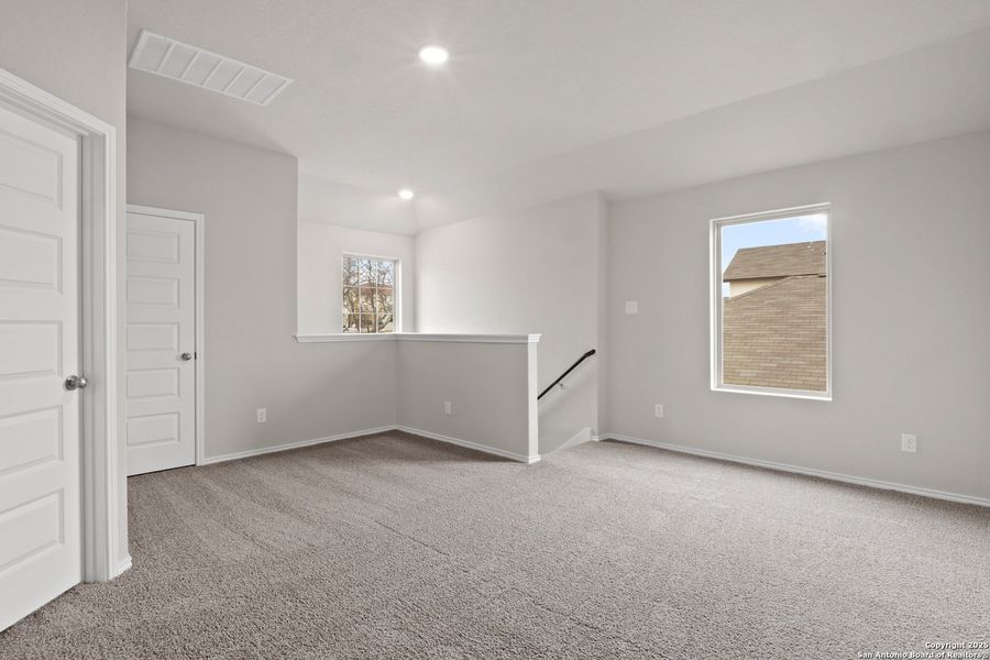 Spacious, unfurnished interior of a new home in Somerset Trails, San Antonio (Image 9). Spacious, unfurnished interior of a new home in Somerset Trails, San Antonio (Image 9).